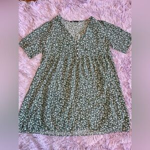 Green & White Floral swing dress! Size M Falls mid/top of thigh.